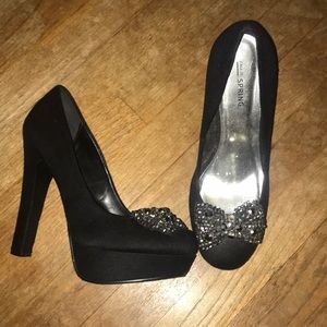 Black thick heel shoes with gunmetal bows